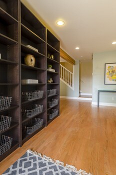 6 Luxurious 6br Seattle Home Living Area