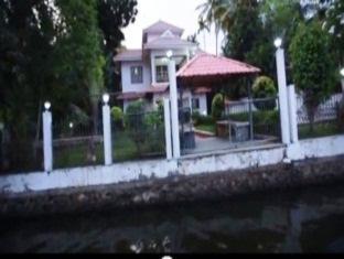 Silver Sands Lakeview Homestay Resort 