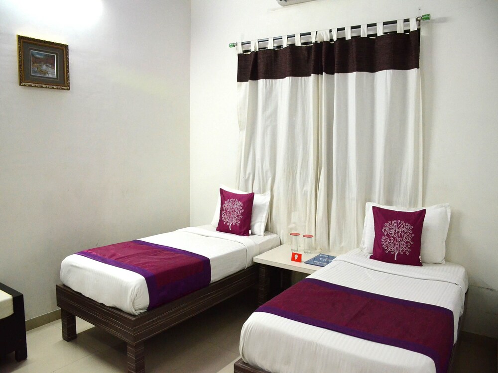 Oyo 4018 Hotel Grand Ashwin Guestroom