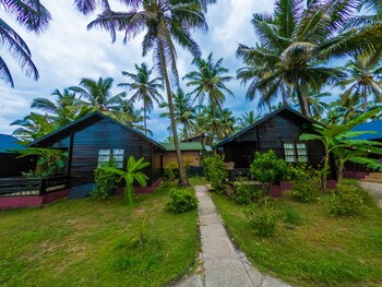 Vista Praia Beachfront Cottages Property Grounds