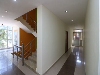 Oyo 9848 Hotel Dev Palace Hallway