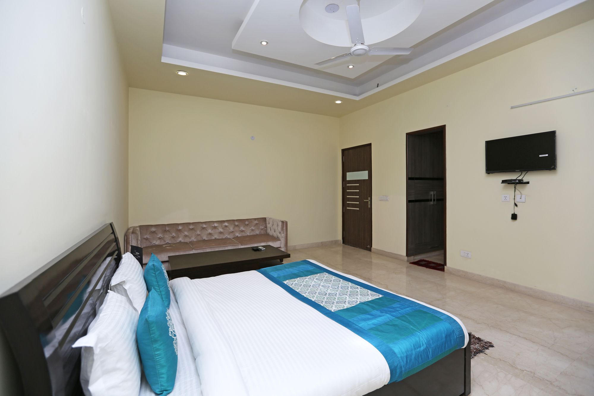 Oyo 9072 Noida Dreamz 