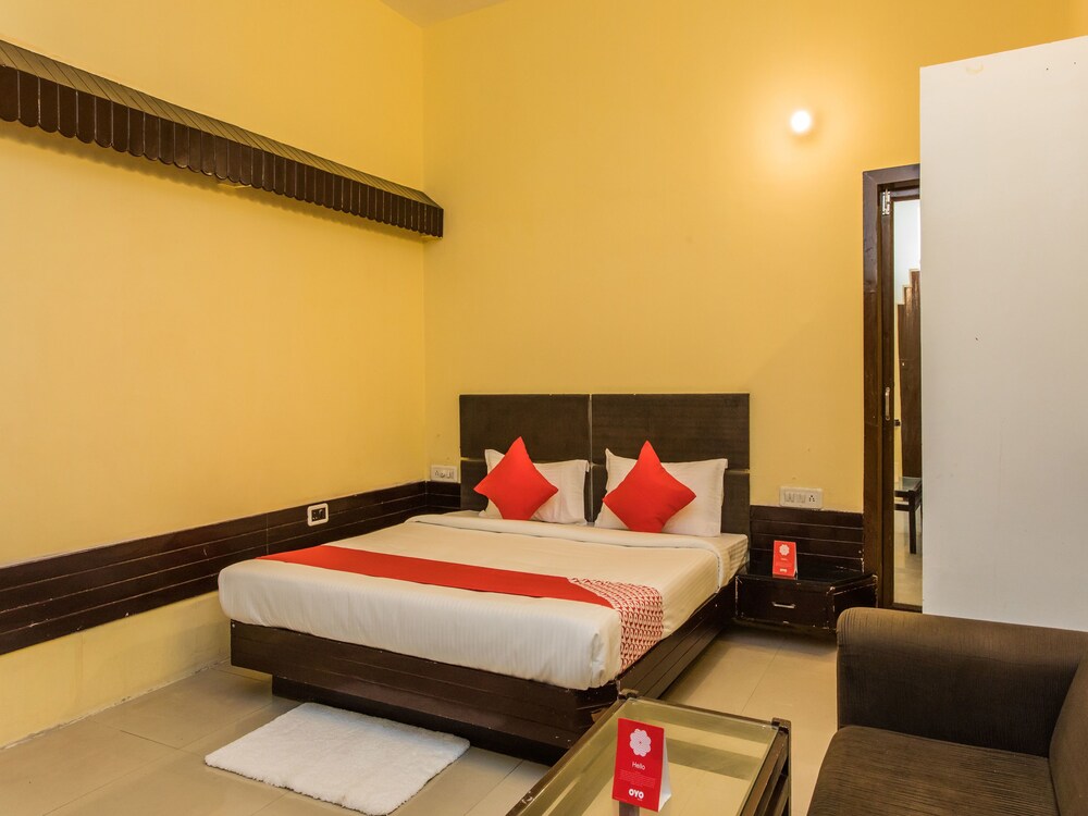 Oyo 15401 Hotel Surana Palace Guestroom