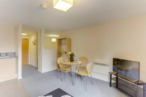 1br Apartment In A Beautiful Building Walking Distance From The Curve Theatre 