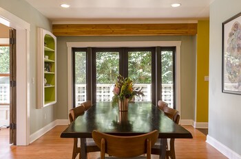 6 Luxurious 6br Seattle Home In-Room Dining
