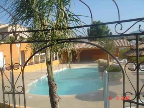 Hotel Lou Castelet (هتل لو كاستلت) 