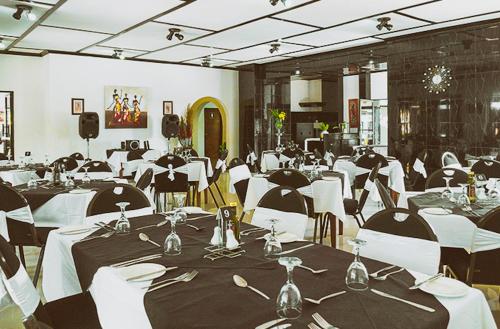 Le Dolphin's Grand Paradiso Hotel 