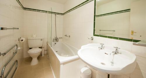 Albany Lions Hotel (آلبانی لیونس هتل) 