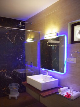 One Hotels Jim Corbett Bathroom