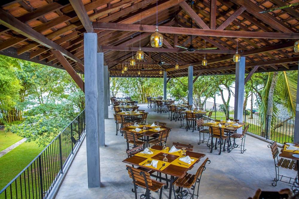 Thotupola Lakeside Resort Restaurant