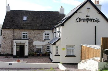 The Chainbridge Inn ( چینبریدج این) Hotel Front