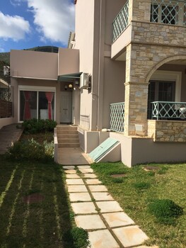 Suburban Deluxe Lodging & Retreat Terrace/Patio