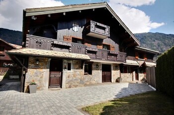 Apartment With In Morzine With Wonderful Mountain View Te Hotel Front