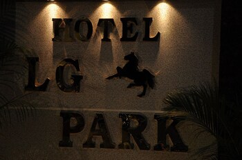 Lg Park Hotel Exterior detail