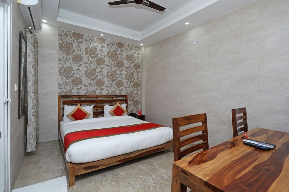 Oyo 10119 Sector 31 Guestroom