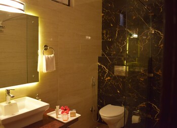 One Hotels Jim Corbett Guestroom
