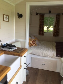 Dawn Chorus Holidays Guestroom