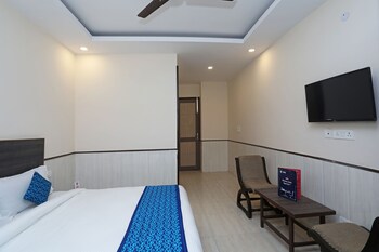 Hotel Redisston @ Noida Guestroom