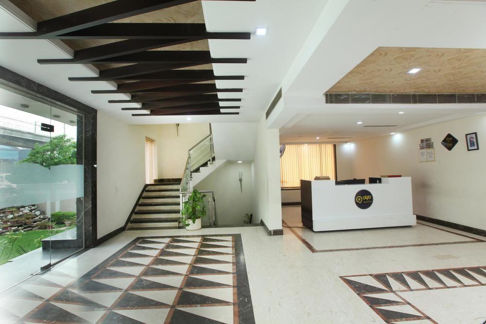 Oyo Premium Sikandarpur Metro 2 