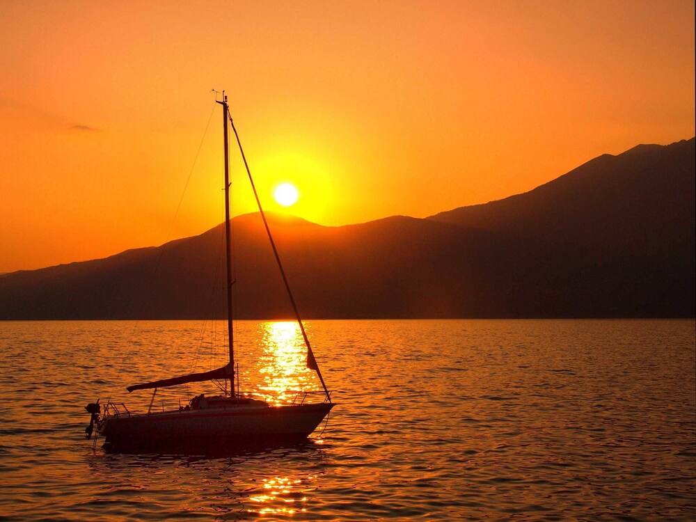 Albergo Navene Lake View