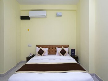Oyo 11547 Hotel Mona Palace Guestroom