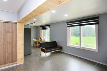 Muju Deogyu Mt. Forest Pension (موجو دئوگیو مت. فورست پانسیون) Living Area