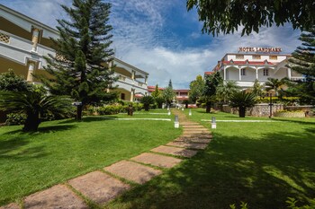 Hotel Landmark Property Grounds