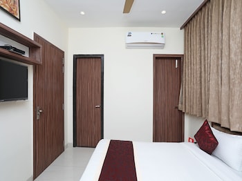 Oyo 10131 Hotel Raj Guestroom