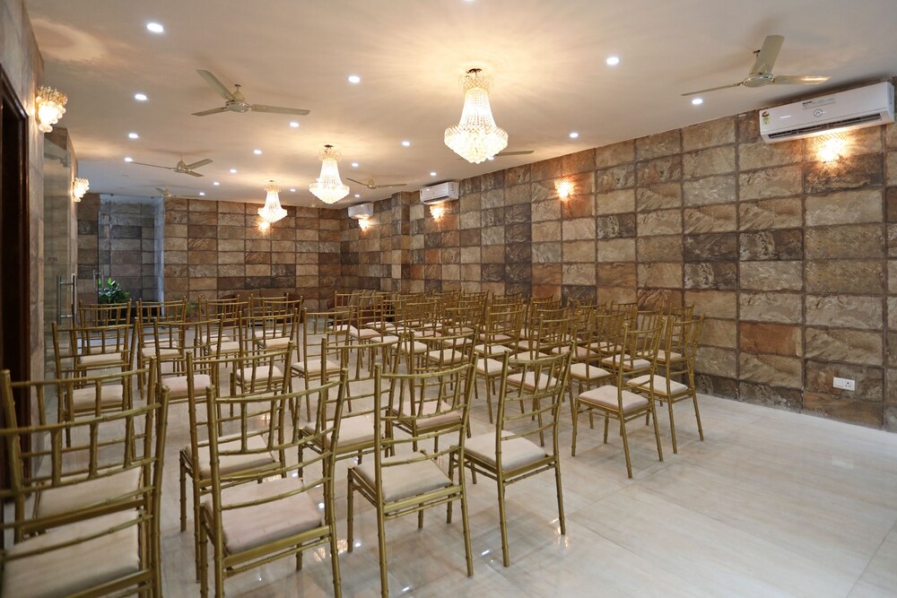Oyo 10119 Sector 31 Meeting Facility