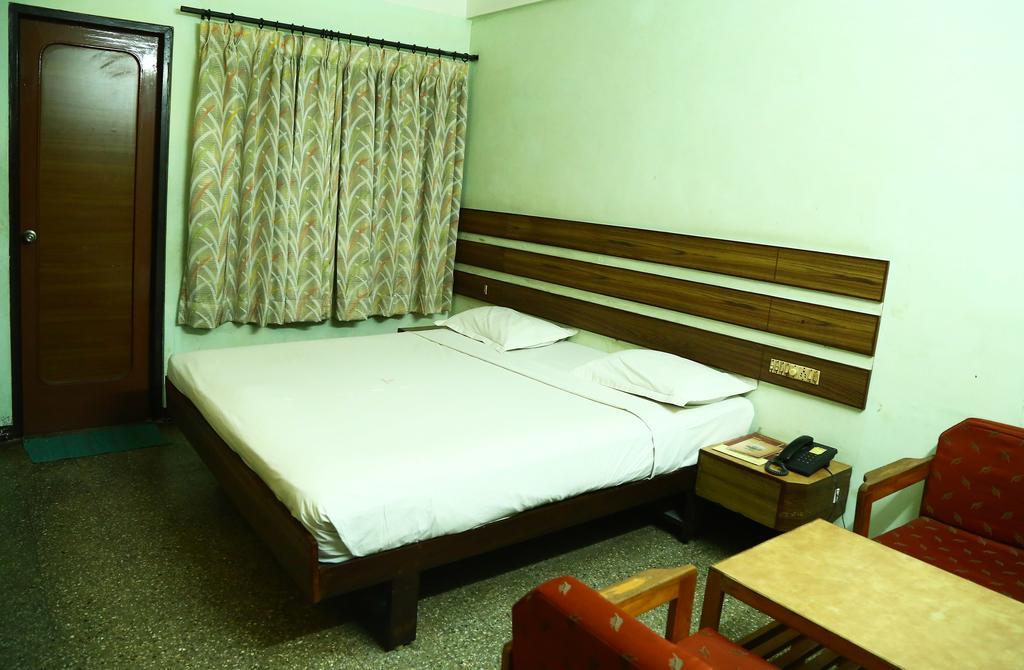 Sri Janakiram Hotels (اسری جاناكیرام هتل) 