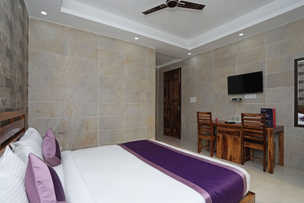 Oyo 10119 Sector 31 Guestroom