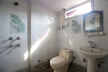 Oyo 7147 Hotel Madhur Regency Bathroom