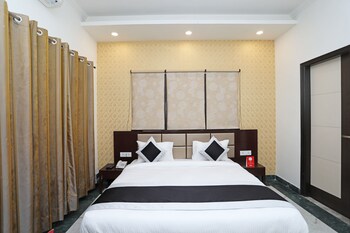 Oyo 11044 Hotel Tulip Suites Guestroom