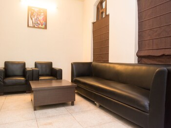 Oyo 6477 Guest Accomodation Fe 173 Lobby Sitting Area