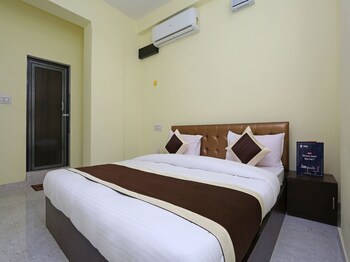 Oyo 11547 Hotel Mona Palace Guestroom