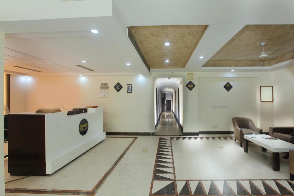Oyo Premium Sikandarpur Metro 2 