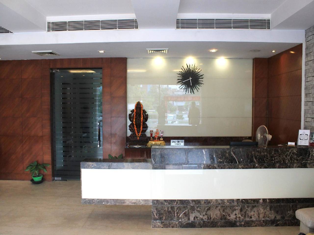 Oyo Premium Neelam Chowk 
