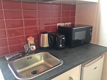 Regency Guesthouse Manchester In-Room Kitchenette