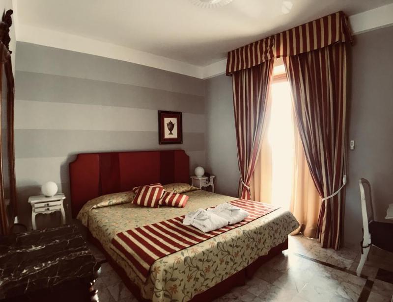Shelley E Delle Palme Hotel Room