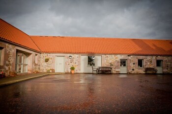 West Fenton Court (وست فنتون كورت) Hotel Front