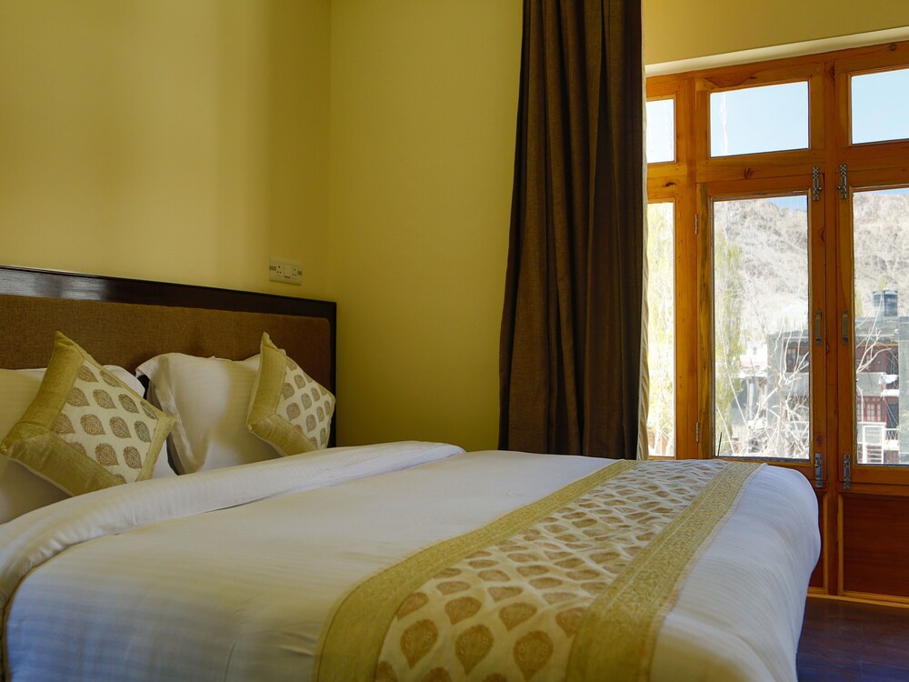 Oyo 11490 Hotel Royal Hill Guestroom