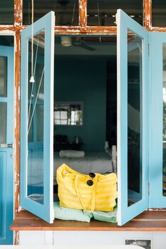 Bedspace Beach Guestroom