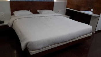 Amoghraj Hotel Madhuvan International Guestroom