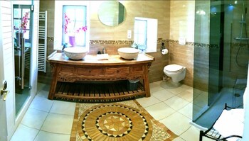 Le Mas Des 5 Fontaines. Chambres D'hôtes Bathroom