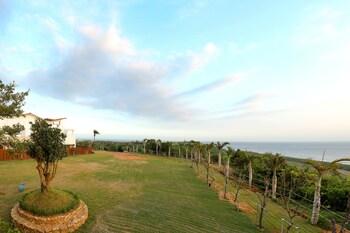 Skyebay Club Courtyard