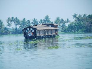 B 4 You Houseboats (ب ۴ یو هوسبواتس) 