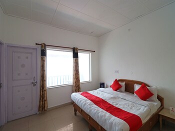 Oyo 15022 Snow Point Inn Guestroom
