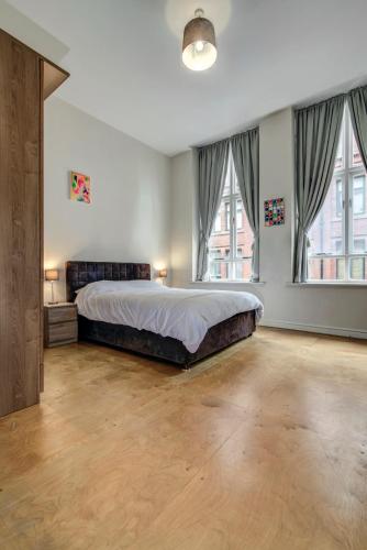 Bright Spacious 2br Central Manchester Flat For 4 