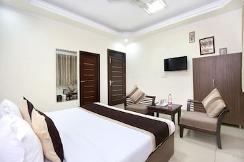 Oyo 10832 Hotel Jb 2 Guestroom