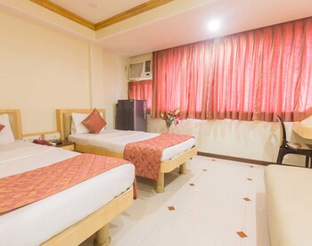 Hotel Parklane Featured Image